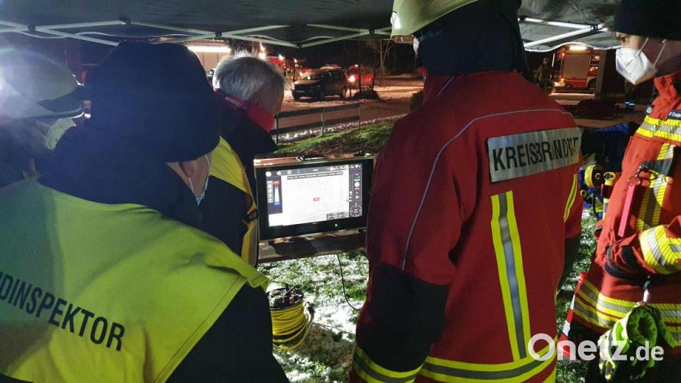 Gespannt schauen die Führungskräfte des Landkreises Amberg-Sulzbach sowie Kreisbrandrat Norbert Thiel (Nürnberger Land) auf den Bildschirm, der das Live-Bild der Drohne zeigt. Bild: egl