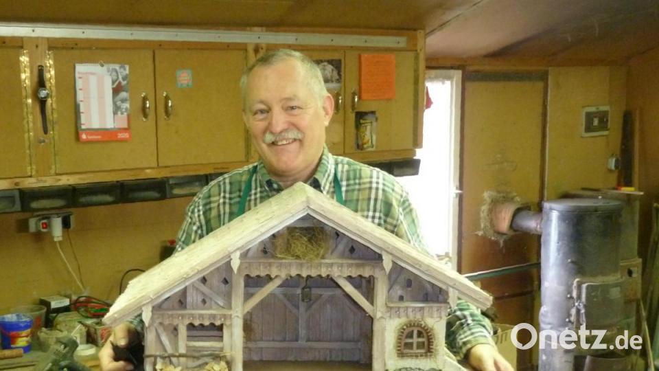 Gerhard Meller präsentiert eine fertig gebaute Krippe in seiner Werkstatt im Ortsteil Plechhammer. Bild: Portner