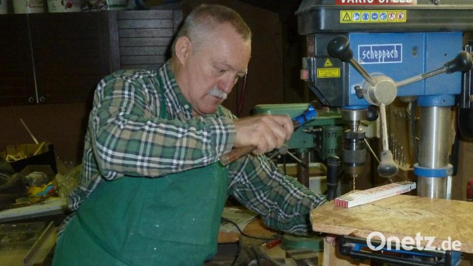 Mit dem Hammer klopft Gerhard Meller Schindeln vom Holzscheit. Er hat dafür aber auch eine eigene Maschine. Bild: Portner