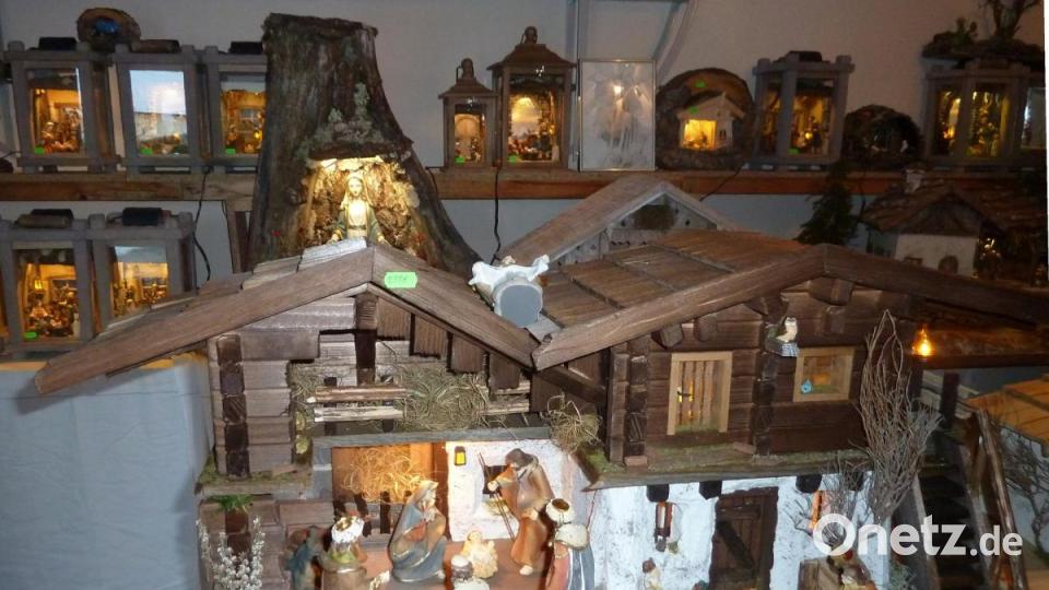 Im Keller hat Gerhard Meller viele verschiedene Krippen in allen Größen aufgebaut. Die Präsentation auf Weihnachtsmärkten fällt heuer aus. Bild: Portner