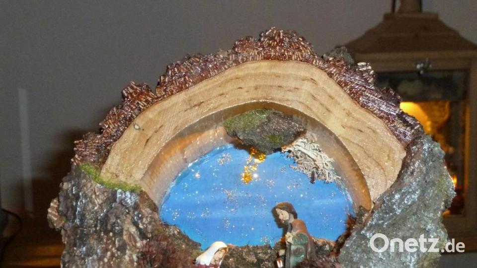 Diese kleine Baumkrippe gefällt mit einer Hintergrundbeleuchtung. Bild: Portner