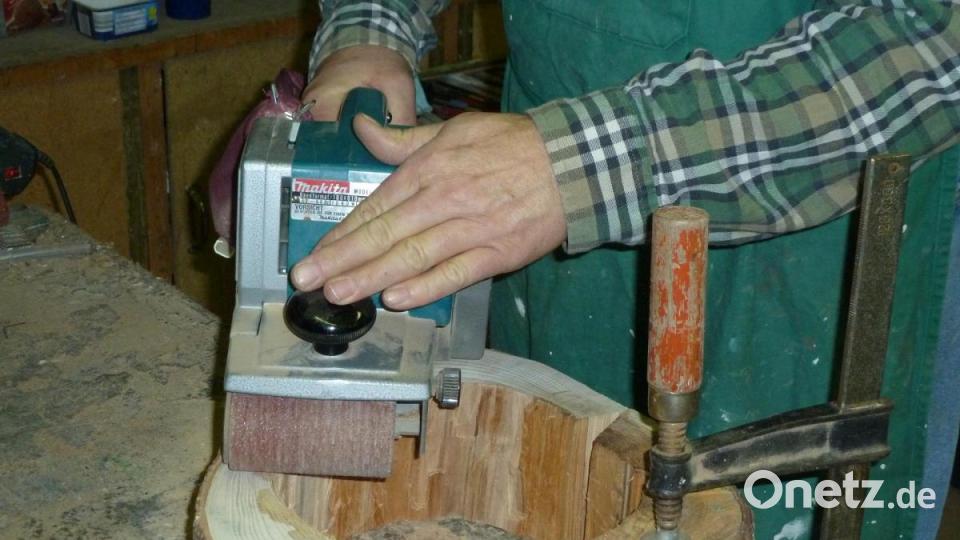 Der kernfaule Fichtenstamm wird für eine Baumkrippe poliert. Bild: Portner