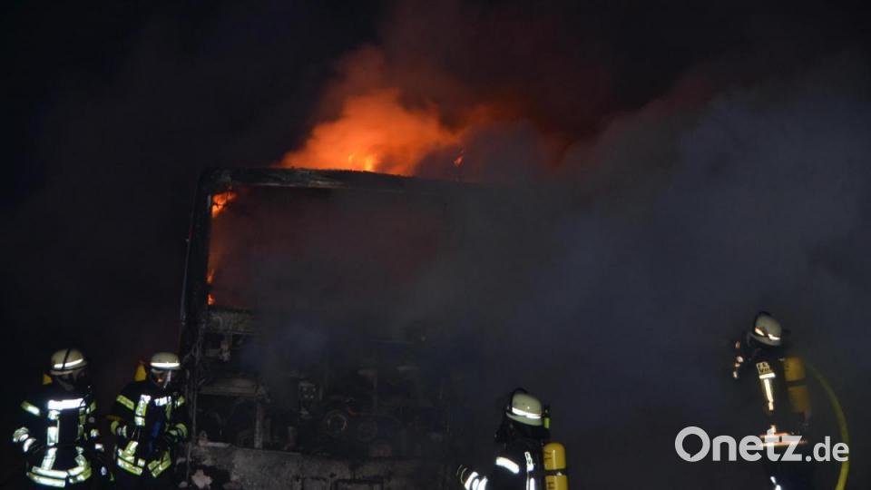 Rund 80 000 Euro Sachschaden entstanden bei einem Schulbusbrand bei Obernankau. Das Fahrzeug brannte vollständig aus. Verletzt wurde niemand. Der Bus befand sich auf Leerfahrt zur Schülerbeförderung. Bild: dob