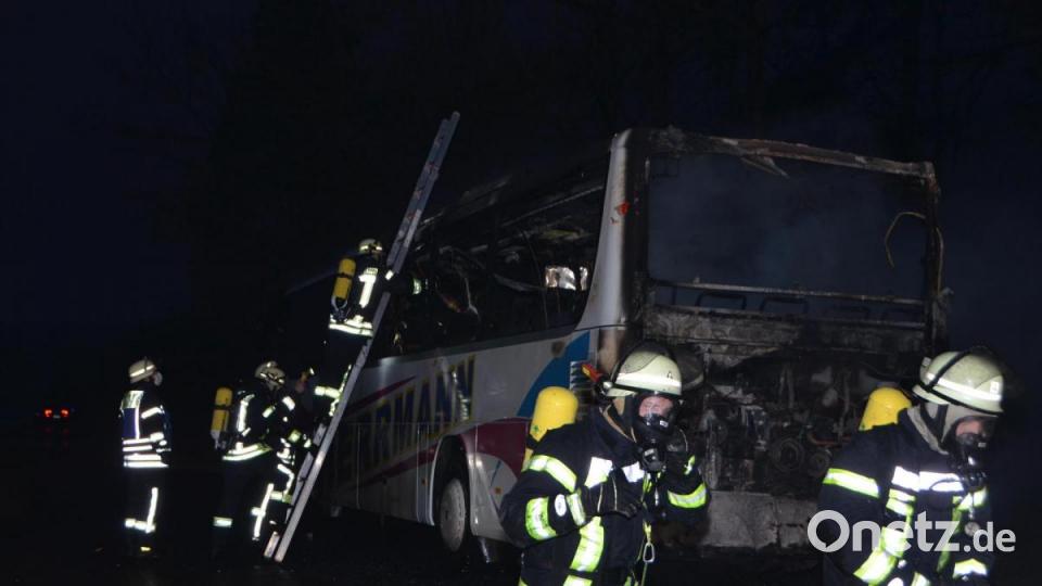 Rund 80 000 Euro Sachschaden entstanden bei einem Schulbusbrand bei Obernankau. Das Fahrzeug brannte vollständig aus. Verletzt wurde niemand. Der Bus befand sich auf Leerfahrt zur Schülerbeförderung. Bild: dob