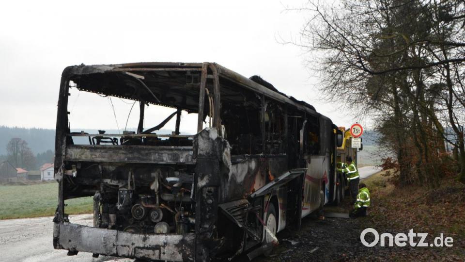 Bei einem Schulbusbrand nahe Vohenstrauß entstand ein Schaden von rund 80.000 Euro. Bild: dob