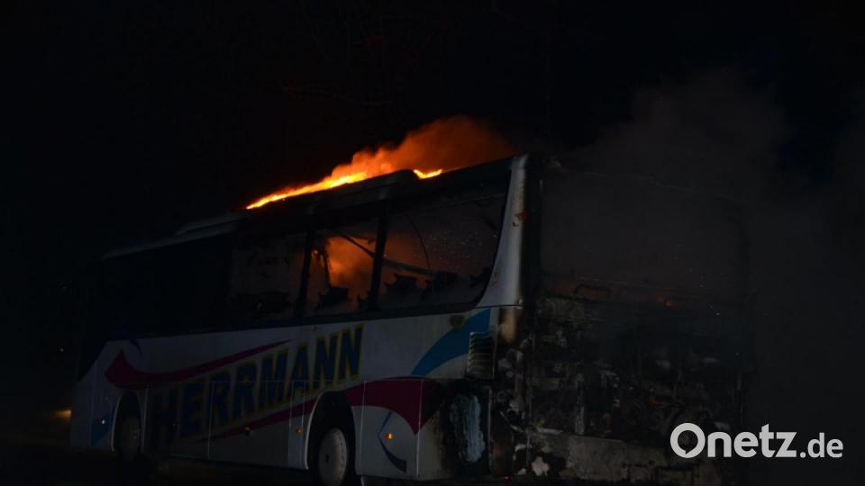 Rund 80 000 Euro Sachschaden entstanden bei einem Schulbusbrand bei Obernankau. Das Fahrzeug brannte vollständig aus. Verletzt wurde niemand. Der Bus befand sich auf Leerfahrt zur Schülerbeförderung. Bild: dob