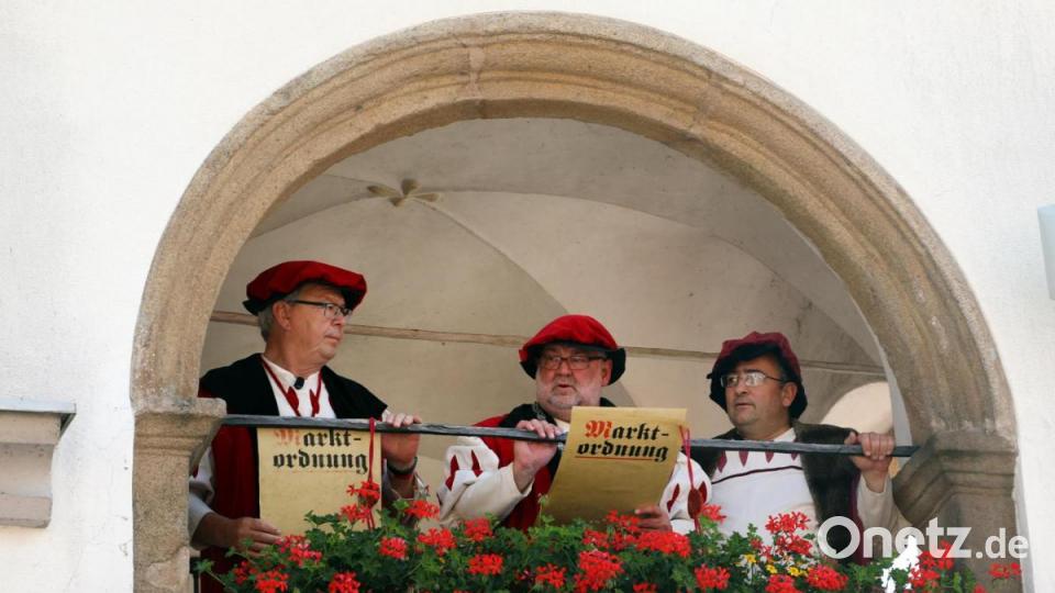 Karl Beer, Armin Schärtl und Jacques Breillat, der Bürgermeister von Castillon-la-Bataille (von links), eröffnen vom Rathaus herab den Markt. Bild: Gerhard Götz