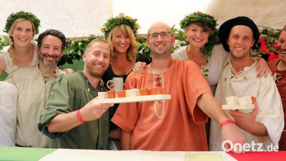Gastfreundlichkeit wurde beim Mittelalter-Markt in Nabburg zwei Tage lang groß geschrieben. Zu den Gastgebern gehörten zahlreiche örtliche Vereine, etwa der Kulturverein mit seinem Stand „Der venezianische Kaufmann“. Bild: Gerhard Götz