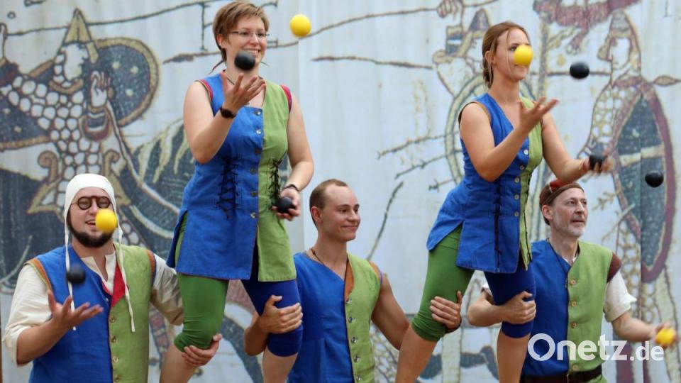 Schwindelerregend: die Darbietung der Akrobatenfamilie „Giocolieri Fulminori“ beim Mittelalter-Markt. Bild: Gerhard Götz