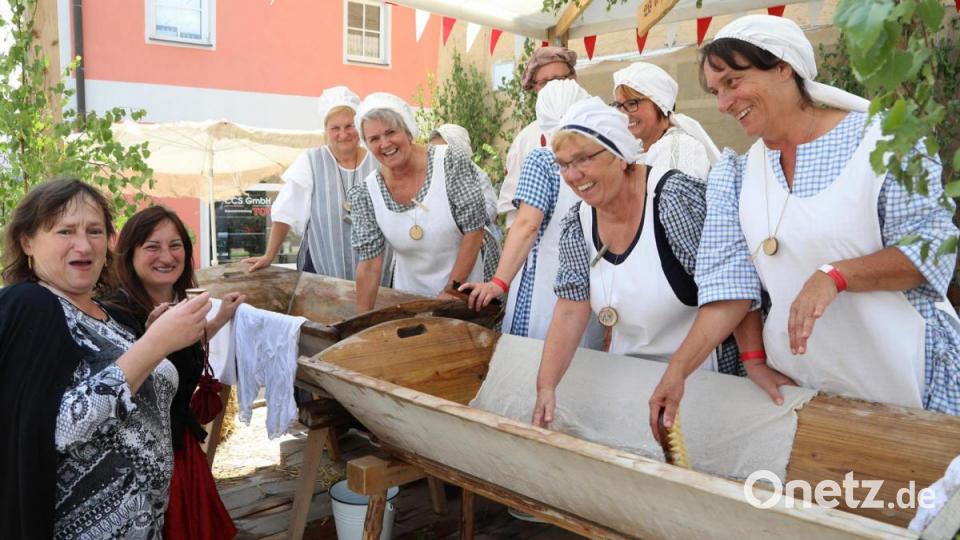 Bundestagabgeordnete Marianne Schieder (links), hier mit der Nabburger Stadträtin Rita Holzgartner, war eine von zahlreichen prominenten Gästen des Mittelalter-Markts 2018. Sie stießen beim Stand am Brunnen mit den „Waschweibern“ an. Bild: Gerhard Götz