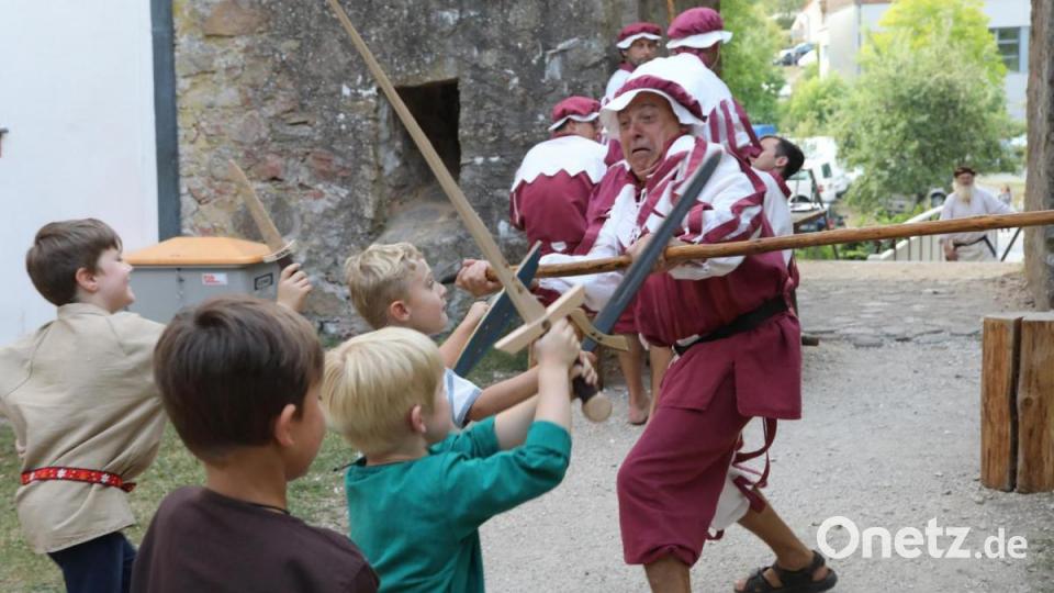 Attacke! Jungs mit Holzschwertern bringen eine Torwache in Bedrängnis. So machte das „Mittelalter“ auch den jüngeren Semestern sichtlich Spaß. Bild: Gerhard Götz