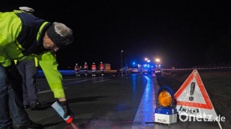 Markierung der Unfallstelle auf der A6 unweit der Anschlussstelle Amberg-Ost. Bild: Petra Hartl