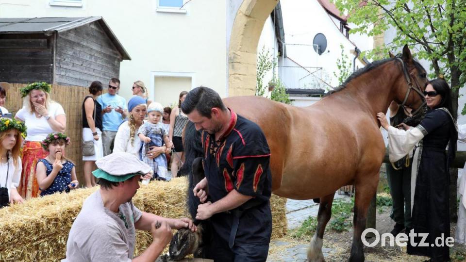 Ein Hufschmied beim Mittelalter-Markt in Nabburg. Bild: Gerhard Götz