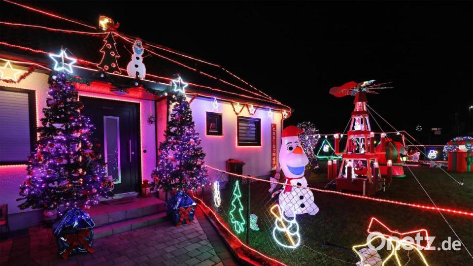 Schneemann Olaf grüßt als Aufblas-Figur vor dem Weihnachtshaus. Bild: Wolfgang Steinbacher