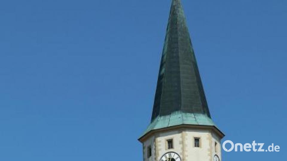 Ein kleiner Festzug, den die Stadtbläser der Jugendblaskapelle Nabburg im roten Wams anführten, markierte den offiziellen Auftakt zum Mittelalter-Markt. Bild: Gerhard Götz
