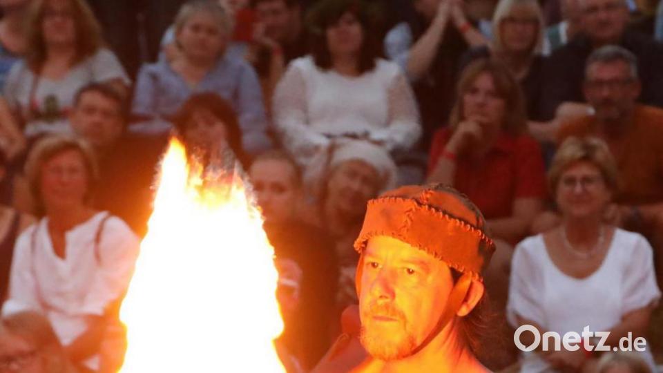 Die Mittelaltertruppe Merudin präsentierte „Feuerträume“ und andere Gauklerkunst. Bild: Gerhard Götz