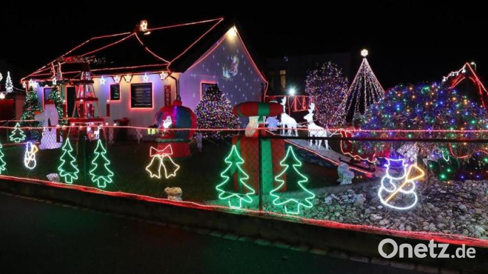 Wer Weihnachten gerne bunt mag, kommt beim Hirschauer Weihnachtshaus aus seine Kosten. Bild: Wolfgang Steinbacher