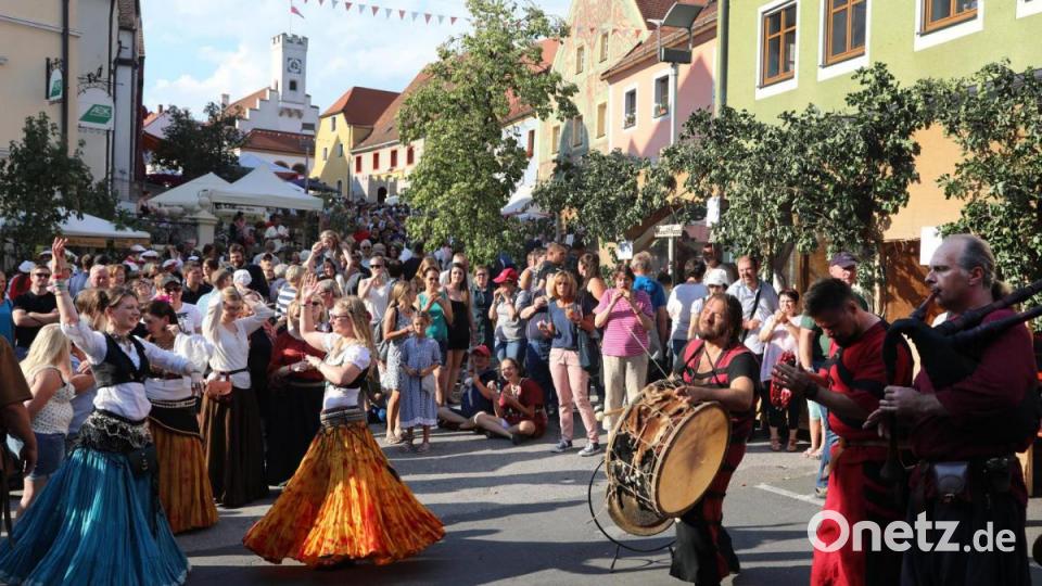 Musik, Tanz, gute Stimmung, viel zu essen und jede Menge Sonne: Der Mittelalter-Markt in Nabburg erwies sich auch 2018 als Publikumsmagnet. Bild: Gerhard Götz