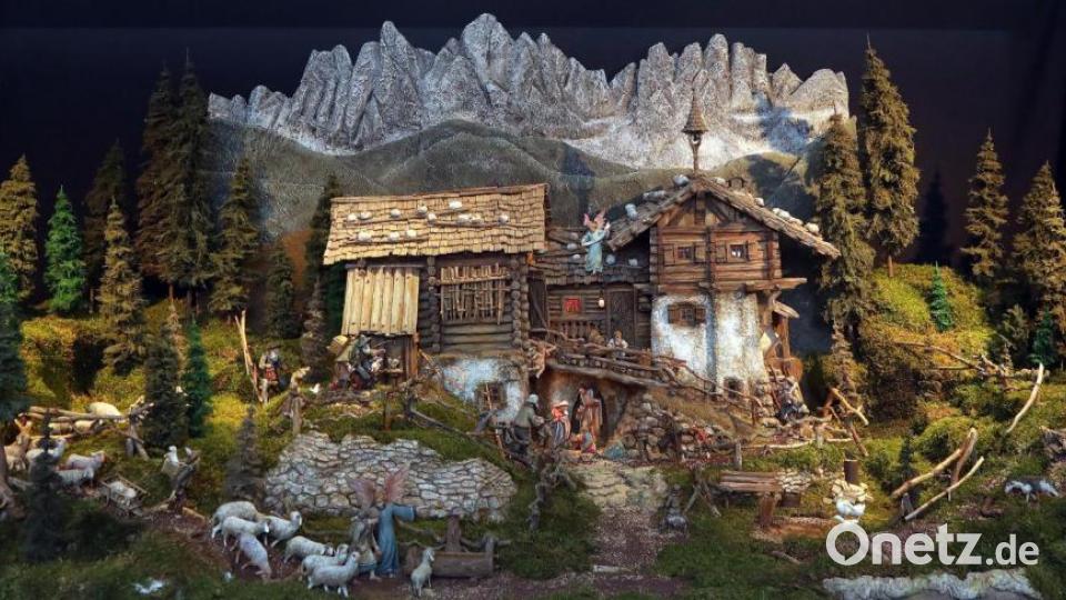 Christi Geburt mitten im Alpenpanorama: Die Krippen der Amberger Krippenfreunde, die im Stadtmuseum aufgebaut wurden, bestechen durch viel Liebe zum Detail. Bild: Wolfgang Steinbacher