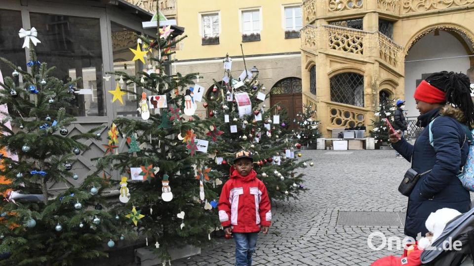 Rund um den Hochzeitsbrunnen am Marktplatz ist ein kleiner Wald entstanden. Bild: Petra Hartl