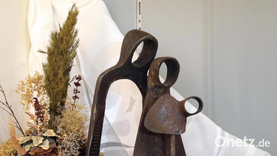 Eine moderne Variante der Heiligen Familie im Schaukasten: Maria, Josef und das Jesuskind als Rost-Skulpturen. Bild: Wolfgang Steinbacher