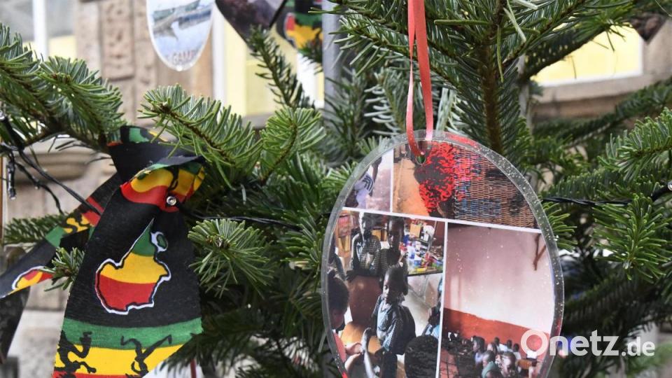 Auch eine Hilfsaktion für Gambia ist unter die Baum-Schmücker gegangen. Bild: Petra Hartl