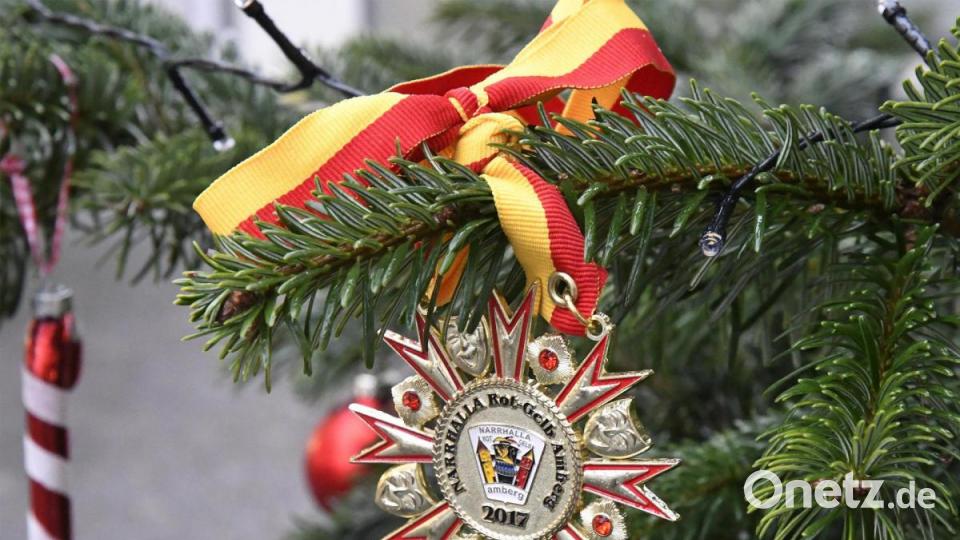Frohe Weihnachten und Helau! An diesem Christbaum prangen Faschingsorden. Bild: Petra Hartl