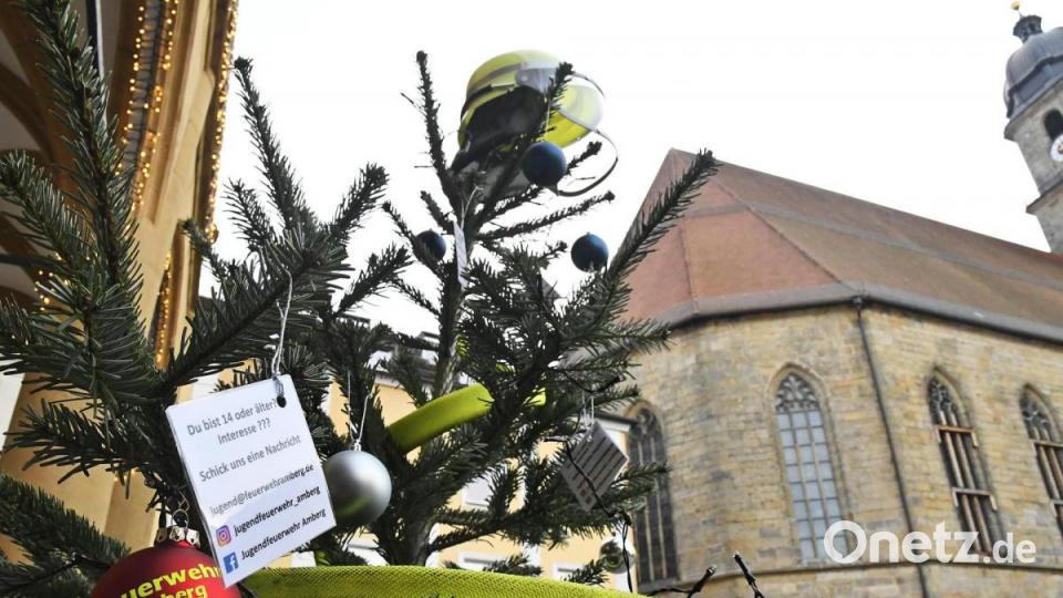 Einen Ehrenplatz hat die Feuerwehr mit ihrem Baum vor dem Rathaus. Als Girlande dient ein Feuerwehrschlauch. Bild: Petra Hartl
