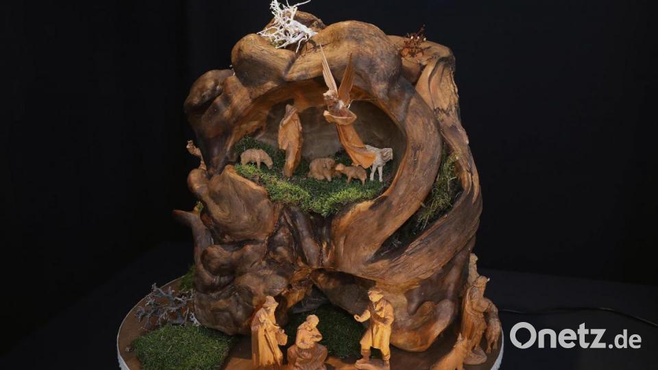 Ein drehbarer Hingucker: Eine Wurzelkrippe mit Figuren, die aus Zirbelholz geschnitzt wurden und die aus Südtirol stammen. Bild: Wolfgang Steinbacher