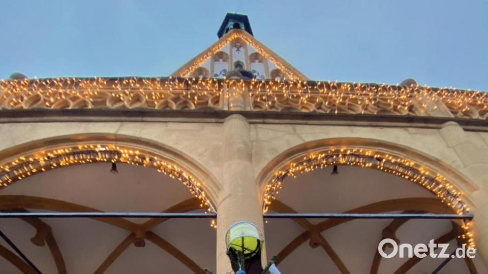 Der Feuerwehr-Baum mit Helm auf der Spitze. Bild: Petra Hartl