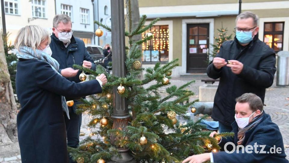 Michaela Frauendorfer, Oberbürgermeister Michael Cerny, Zweiter Bürgermeister Martin Preuß und der CSU-Fraktionsvorsitzende im Stadtrat, Matthias Schöberl (von links) beim Baumschmücken am Schweindlbrunnen. Bild: gf