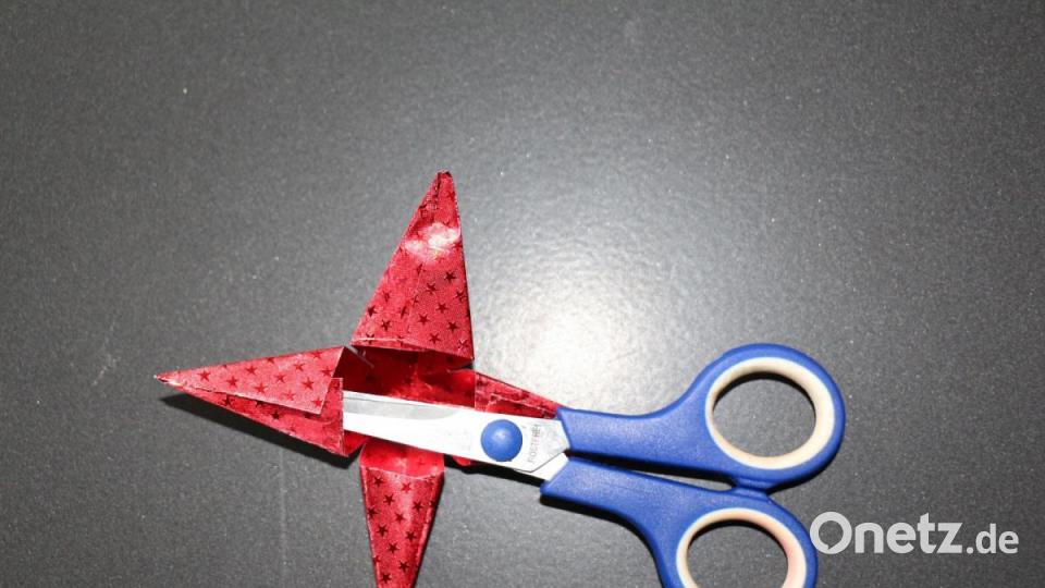 Mit der Schere kann man die einzelnen Klebeflügel anheben. So wird der Stern dreidimensional. Deshalb darf man am Anfang das Falten über die Diagonale nicht vergessen. Bild: rpp