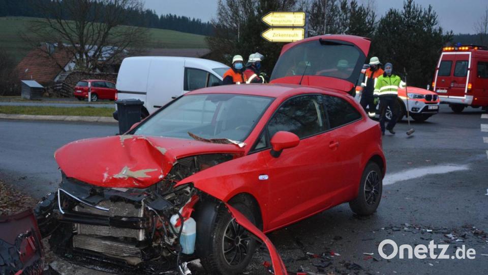Während der Unfallaufnahme und der Bergung der Fahrzeuge leitete die Feuerwehr den Straßenverkehr um. Bild: jr