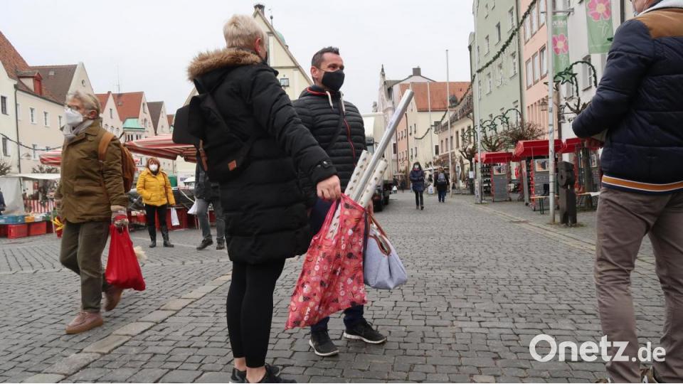 Das Geschenkpapier ist schon mal gekauft. Weihnachten kann kommen. Bild: uz