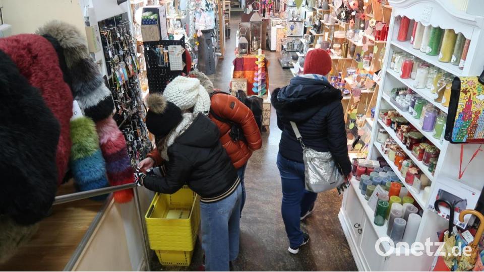Auch wenn keine Torschlusspanik herrschte, suchten viele noch nach Weihnachtsgeschenken. Bild: uz