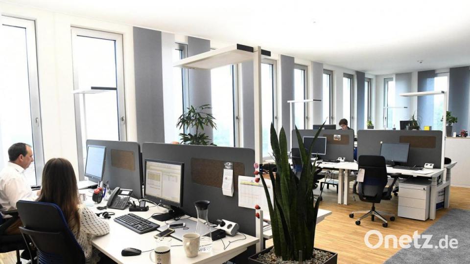 Derzeit arbeiten bereits rund 160 Grammer-Mitarbeiter in Ursensollen. In ein paar Wochen soll der große Umzug über die Bühne gehen und weitere 560 Angestellte ihren Arbeitsplatz-Standort wechseln. Bild: Petra Hartl