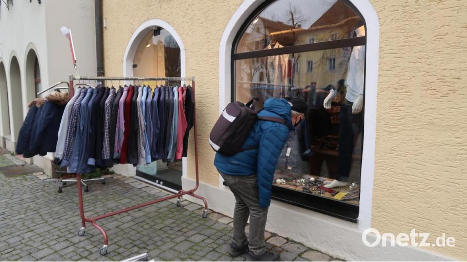 Großes Interesse auch an den Auslagen in den Schaufenstern. Bild: uz