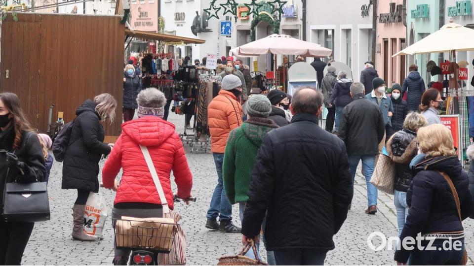 Die Fußgängerzone in Weiden war am Samstag voll wie lange nicht mehr. Bild: uz