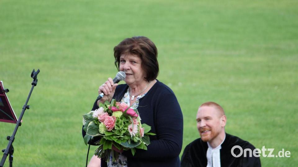 Brunhilde Minnich bedankte sich für die tolle Überraschung, die vielen warmen Worte und vor allem bei ihrem Ehemann Josef für die jahrelange Unterstützung. Bild: fks