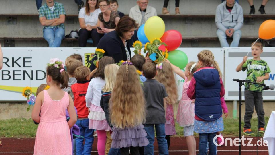 Sonnenblumen und Luftballons in den Farben des Regenbogens: Die Kindergartenkinder hatten eine farbenfrohe Überraschung für die scheidende Kindergartenleiterin. Bild: fks