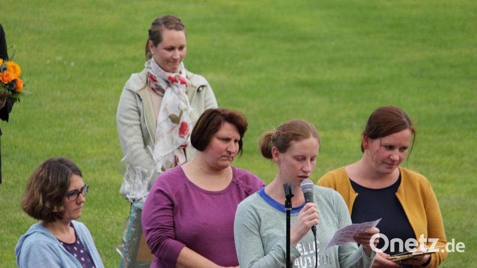 Elternbeirat und Vorschulkindereltern verabschiedeten sich schweren Herzens von &quot;ihrer&quot; Leiterin. Bild: fks