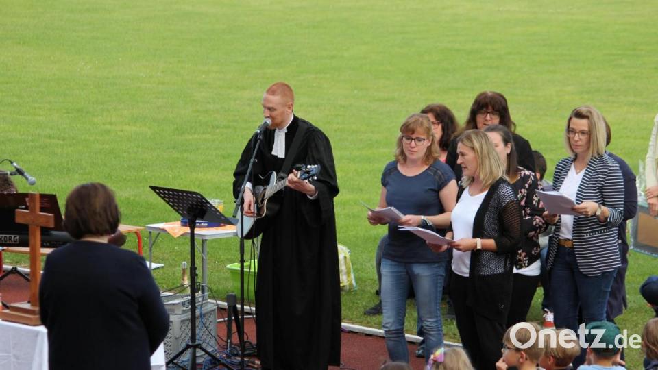 Auch die Erzieherinnen und Kinderpflegerinnen hatten ein Lied vorbereitet, Pfarrer Christoph Zeh begleitete selbst mit der Gitarre. Bild: fks