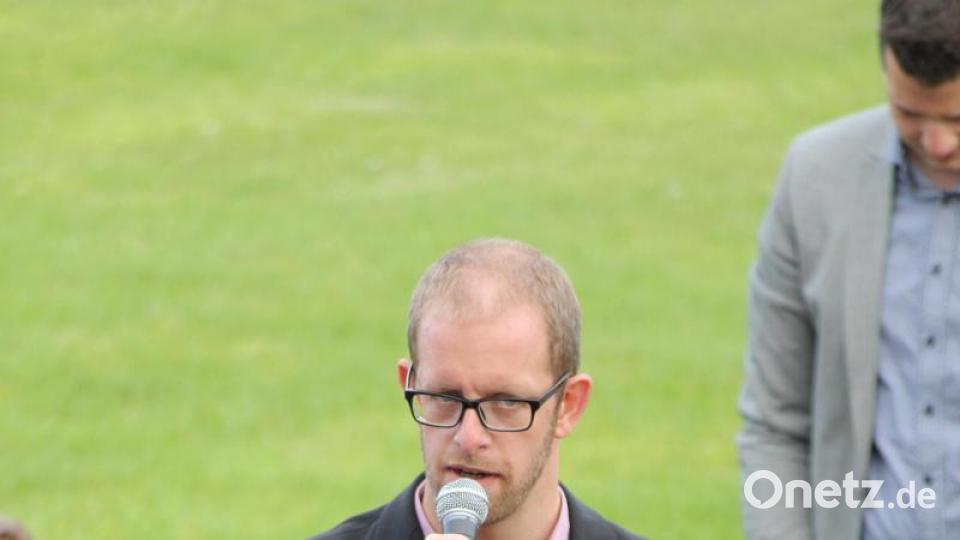 Pfarrer Manuel Sauer sagte gleich zweimal Danke: für Brunhilde Minnichs Engagement im Kindergarten und für ihre Bereitschaft, den Kirchengemeinden als Lektorin zur Verfügung zu stehen. Bild: fks