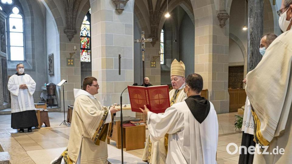 Für Bruder Michael (kniend) ist die Diakonweihe eine wichtige Station auf dem Weg zum Priesteramt. Bild: Br. Cassian Jakobs OSB, cassian@ottilien.de