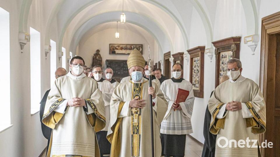 Auch bei der Diakonweihe war natürlich ein Mundschutz vorgeschrieben. Bild: Br. Cassian Jakobs OSB, cassian@ottilien.de
