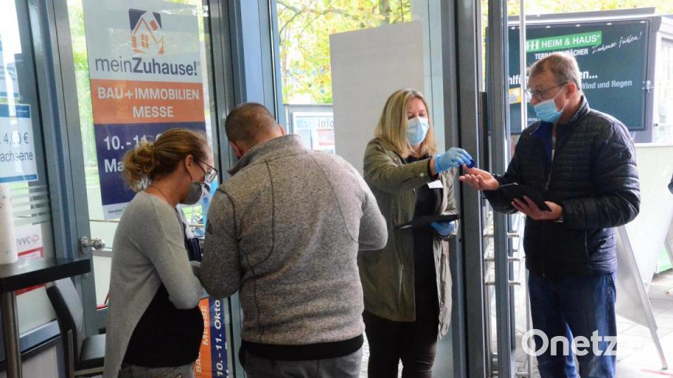 Jeder Besucher bekam einen Chip, den er beim Verlassen wieder zurückgeben musste. So konnte kontrolliert werden, dass sich niemals mehr als 300 Personen gleichzeitig in der Halle aufhielten. Bild: Kunz