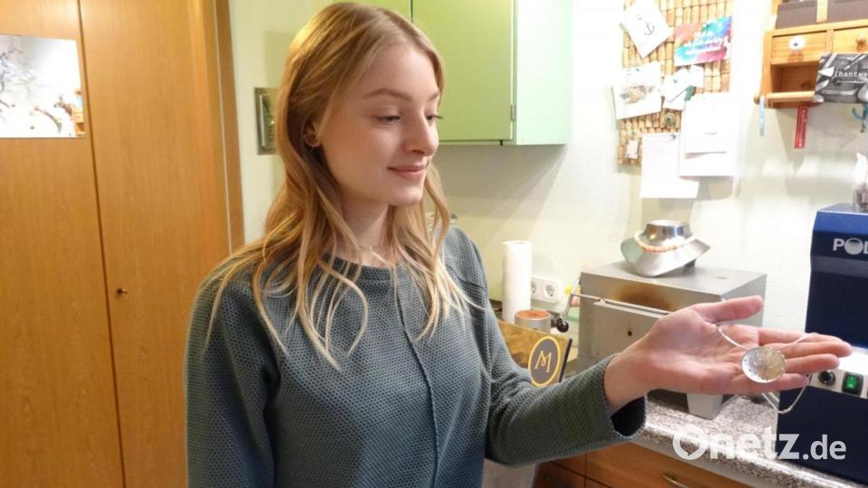 Einer Pusteblume nachempfunden hat die Goldschmiedin diesen Anhänger. Bild: hka