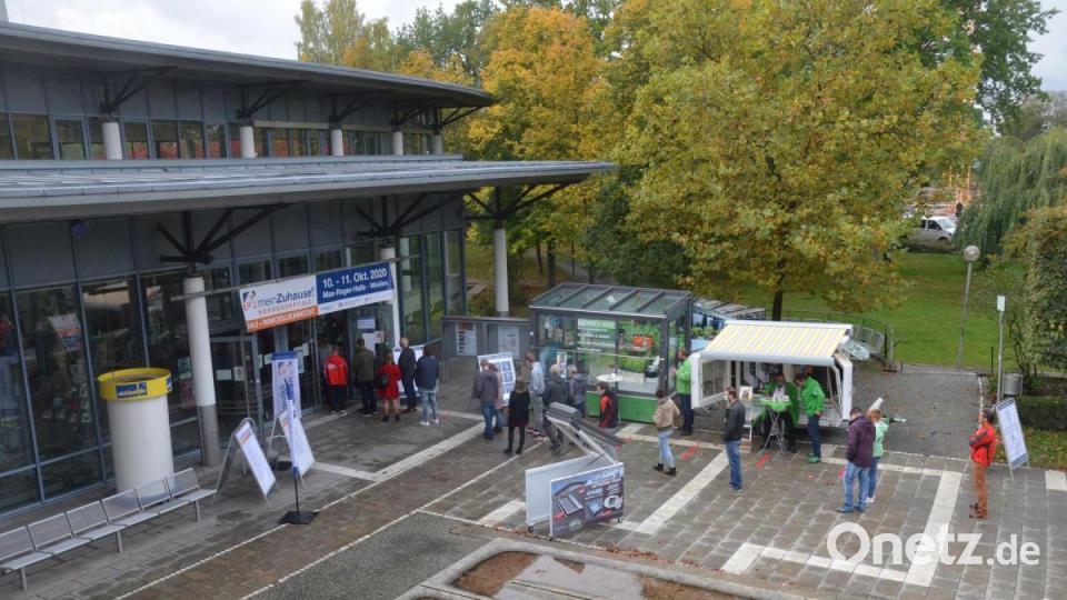 Auch in der Warteschlange vor der Kasse mussten 1,50 Meter Abstand eingehalten werden. Bild: Kunz