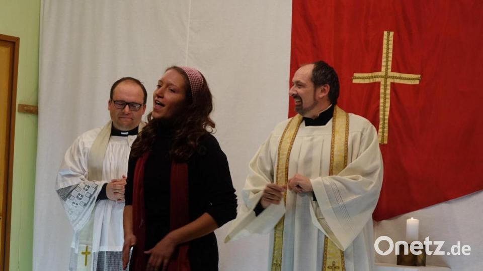 &quot;Oh happy day&quot; - Chorleiterin Monika (Julia Veitenhansl) zum Abschluß der Andacht. Bild: mmj