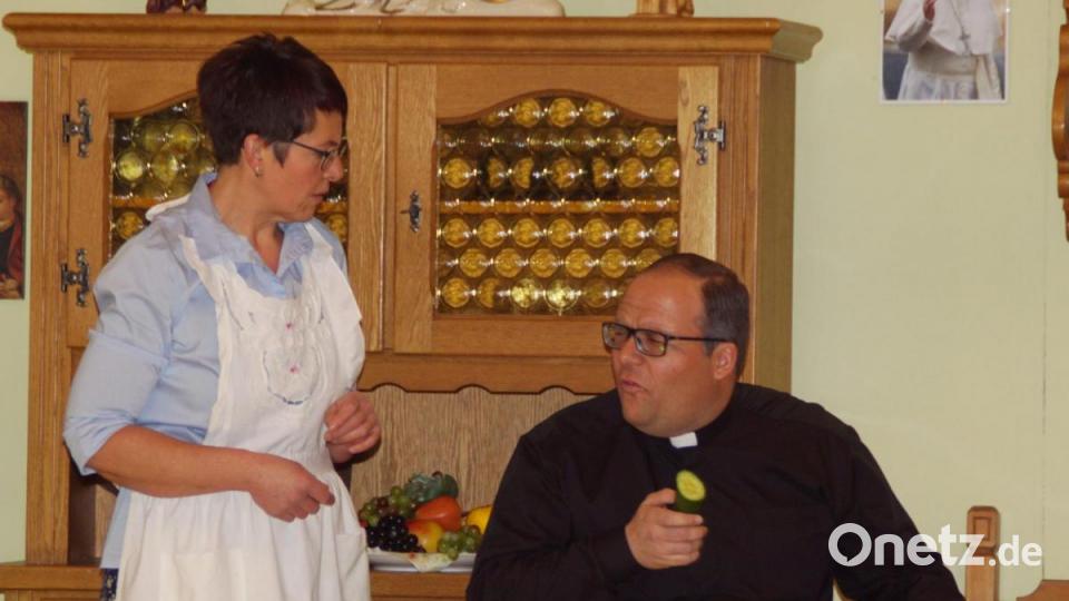 Gurken sind gesünder, davon ist die Haushälterin (Sabine Meindl) überzeugt, die ihrem Bruder, dem Pfarrer Bürstel (Johannes Gillitzer) eine Diät verordnet. Bild: mmj